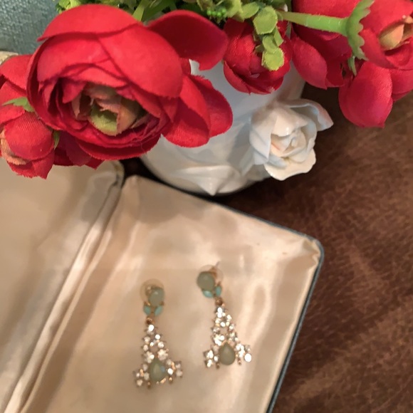 Gorgeous drop earrings 1.5” - Picture 2 of 6